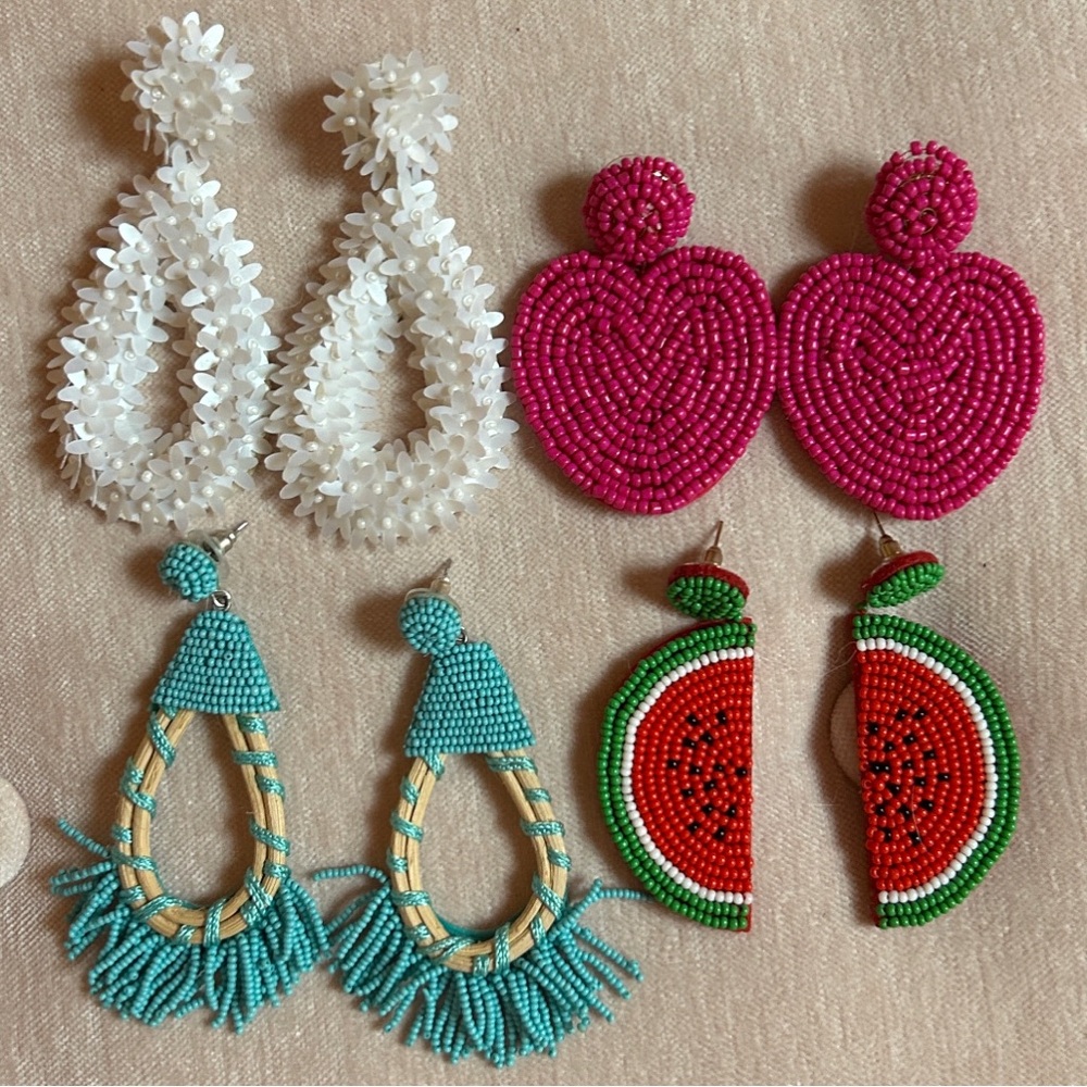 FUN SUMMER EARRINGS 🌴🌞🌊
Made with tiny sed beads, never worn, posts and backs.